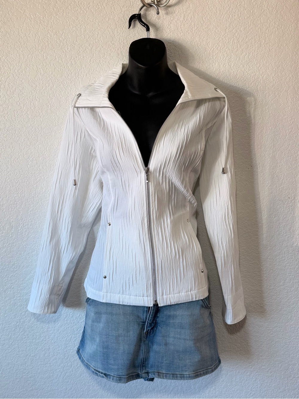 Clean Girl Christopher & Banks White Crinkle Textured Zip-Up Jacket ✨